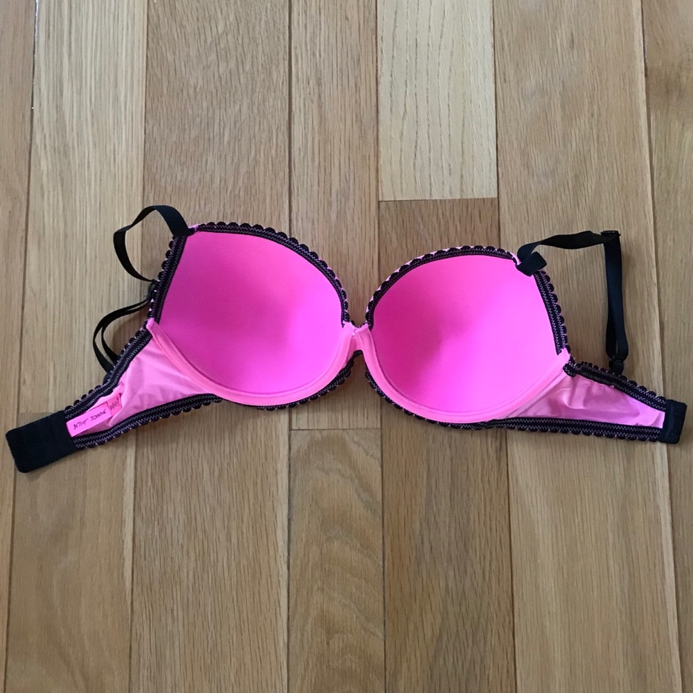 BETSEY JOHNSON 32DD BRA👙 - Picture 2 of 3